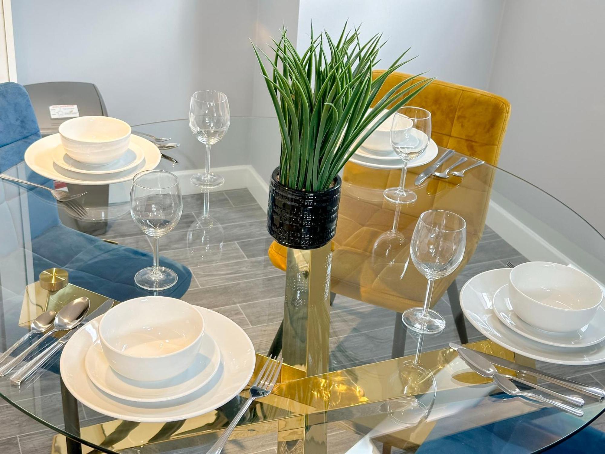 Luxury Boutique Apartments Block Free Street Parking 하운슬로우 외부 사진