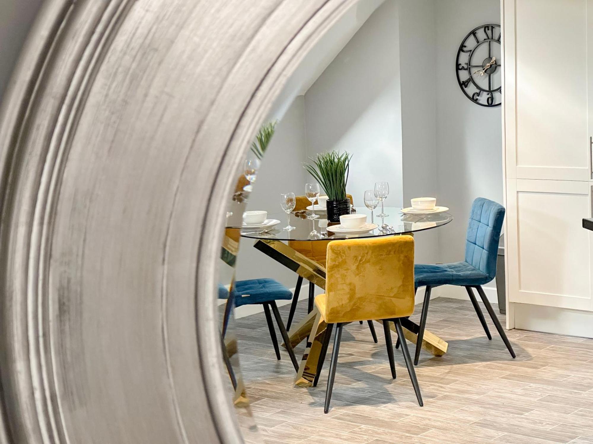 Luxury Boutique Apartments Block Free Street Parking 하운슬로우 외부 사진