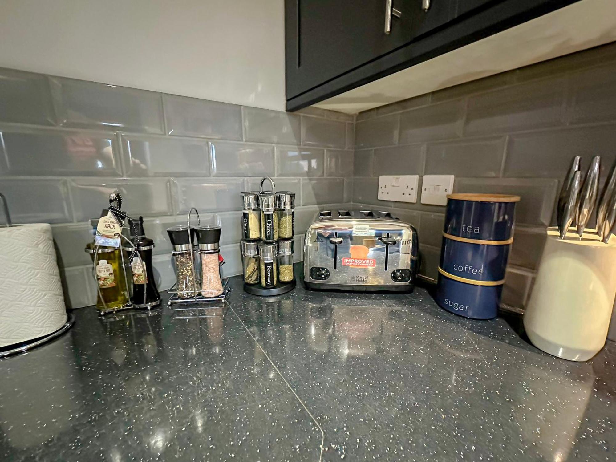 Luxury Boutique Apartments Block Free Street Parking 하운슬로우 외부 사진