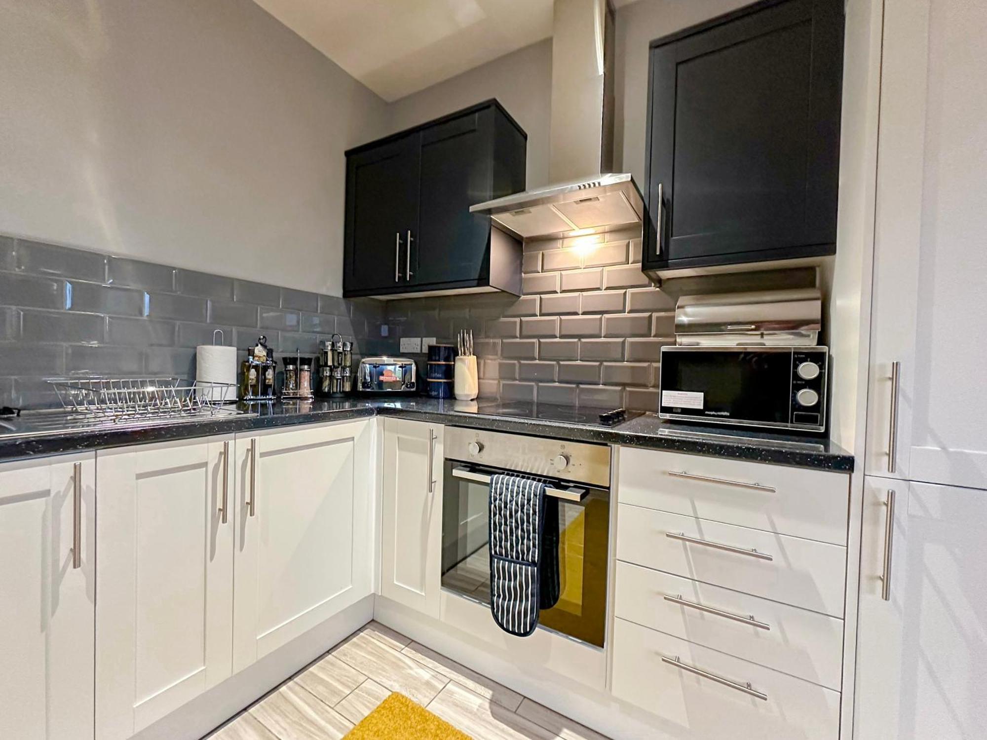 Luxury Boutique Apartments Block Free Street Parking 하운슬로우 외부 사진